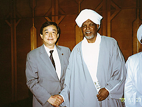 スーダン共和国　アルターヘル国民議会議長と握手